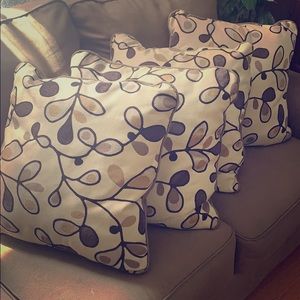 4 Large throw Pillows